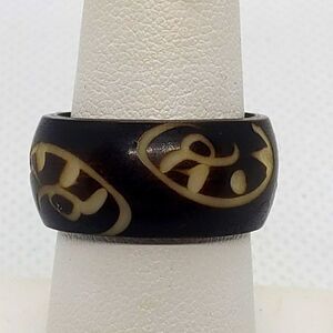 Brown & Cream Carved Ring
